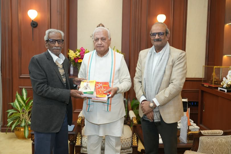 Presenting Acupressure Books to the Hon'ble Governor of Bihar, Shri Arif Mohammad Khan, met at the Raj Bhavan with the President of Bihar Acupressure Yoga College, Acupressure Mahaguru Dr. Sarvdev Prasad Gupta, along with Secretary Dr. Ajay Prakash
